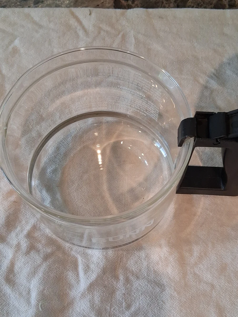 Bunn 10-cup replacement‎ glass carafe featuring a black lid and handle.